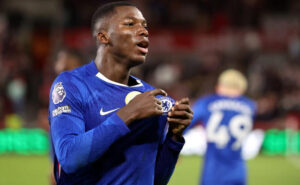 Moisés Caicedo celebra su gol contra Brentford. (Photo by Harry Murphy/Getty Images)